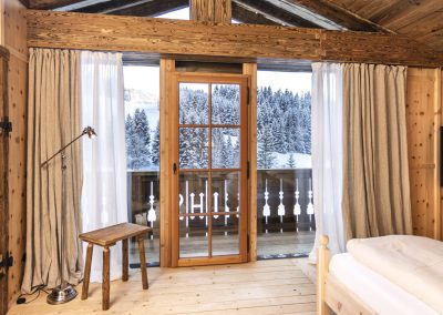 Schrofen Chalets Master Schlafzimmer mit Balkon und Bergblick