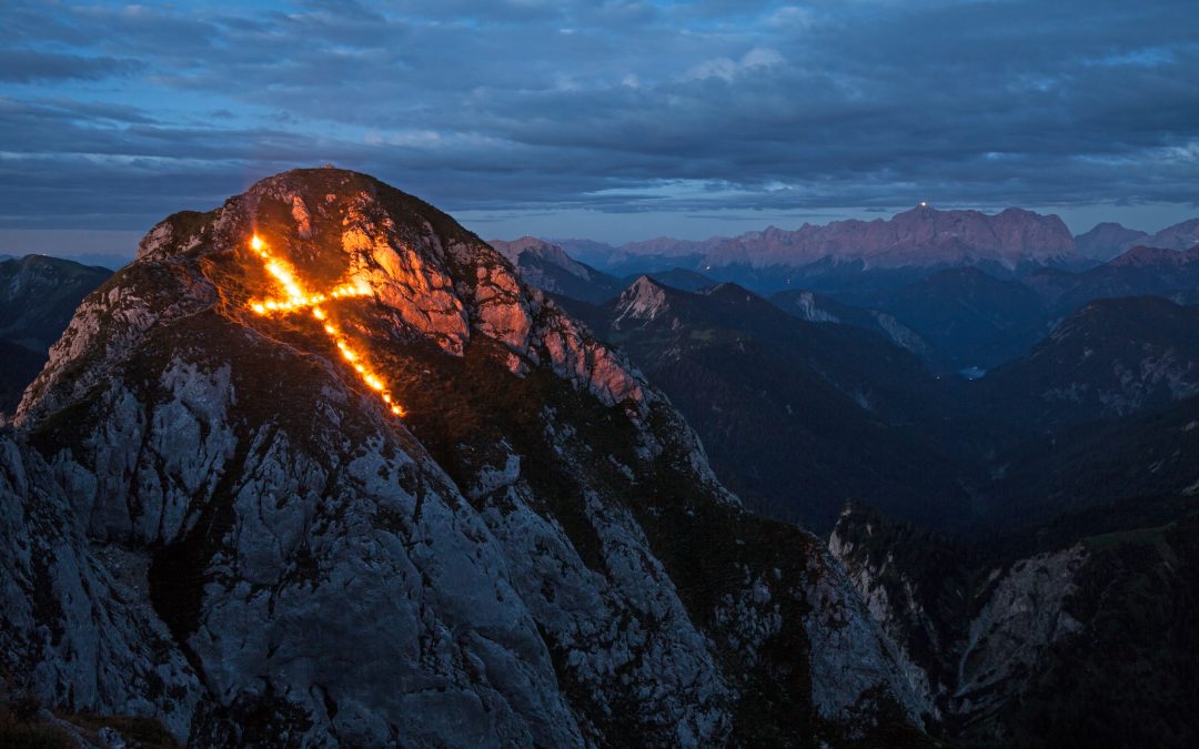 Herz Jesu Feuer - Sonnenwendfeuer in Tirol