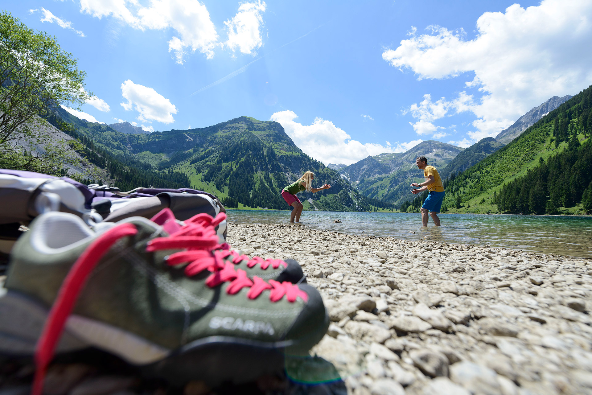 Paar im Bergsee im Tannheimer Tal