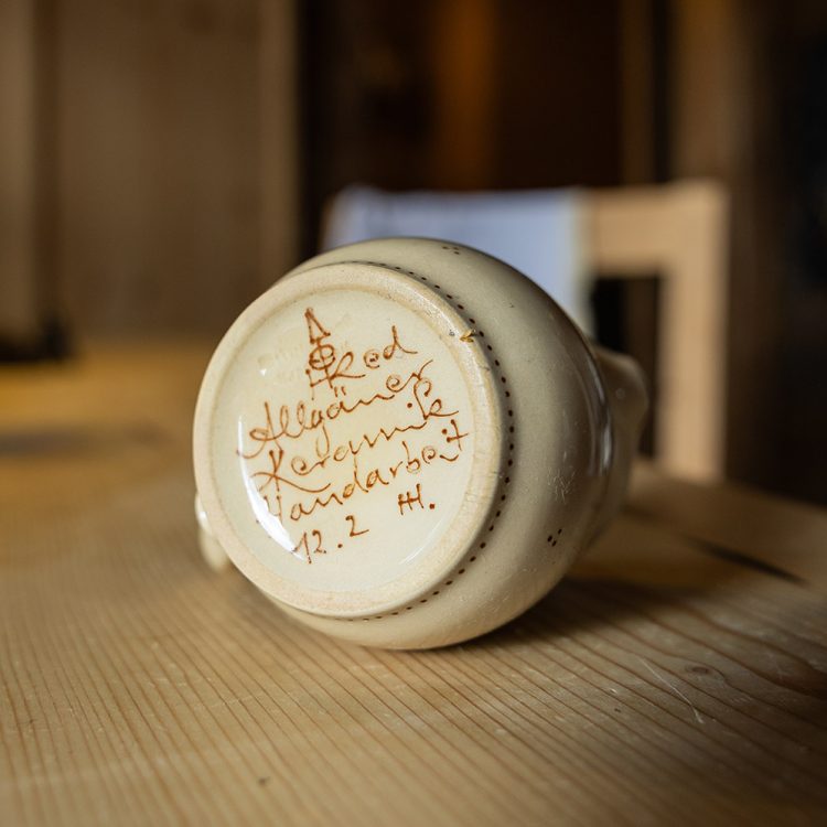 Handgemachte Tasse mit Signatur