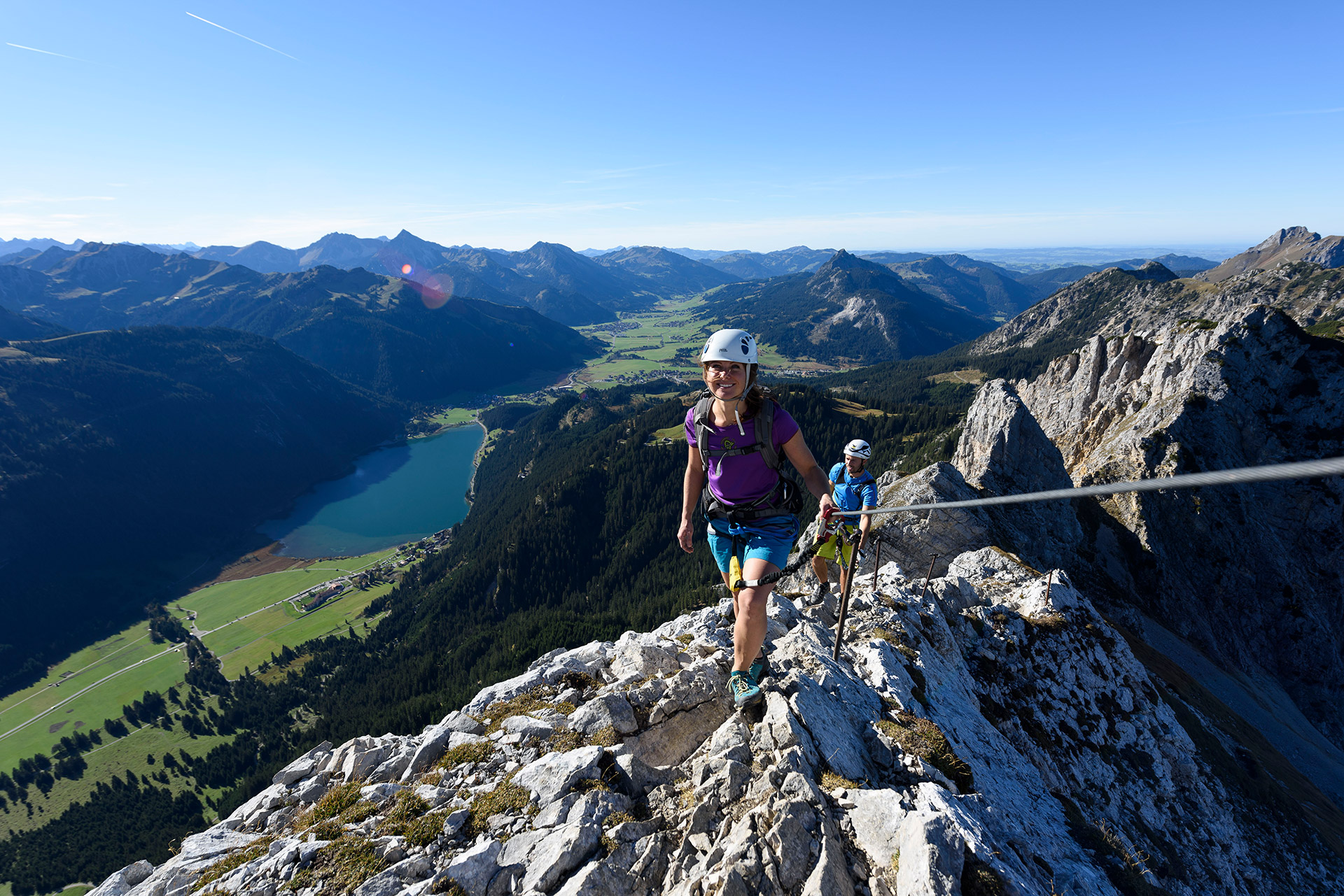 Paar klettert auf Berg im Tannheimer Tal