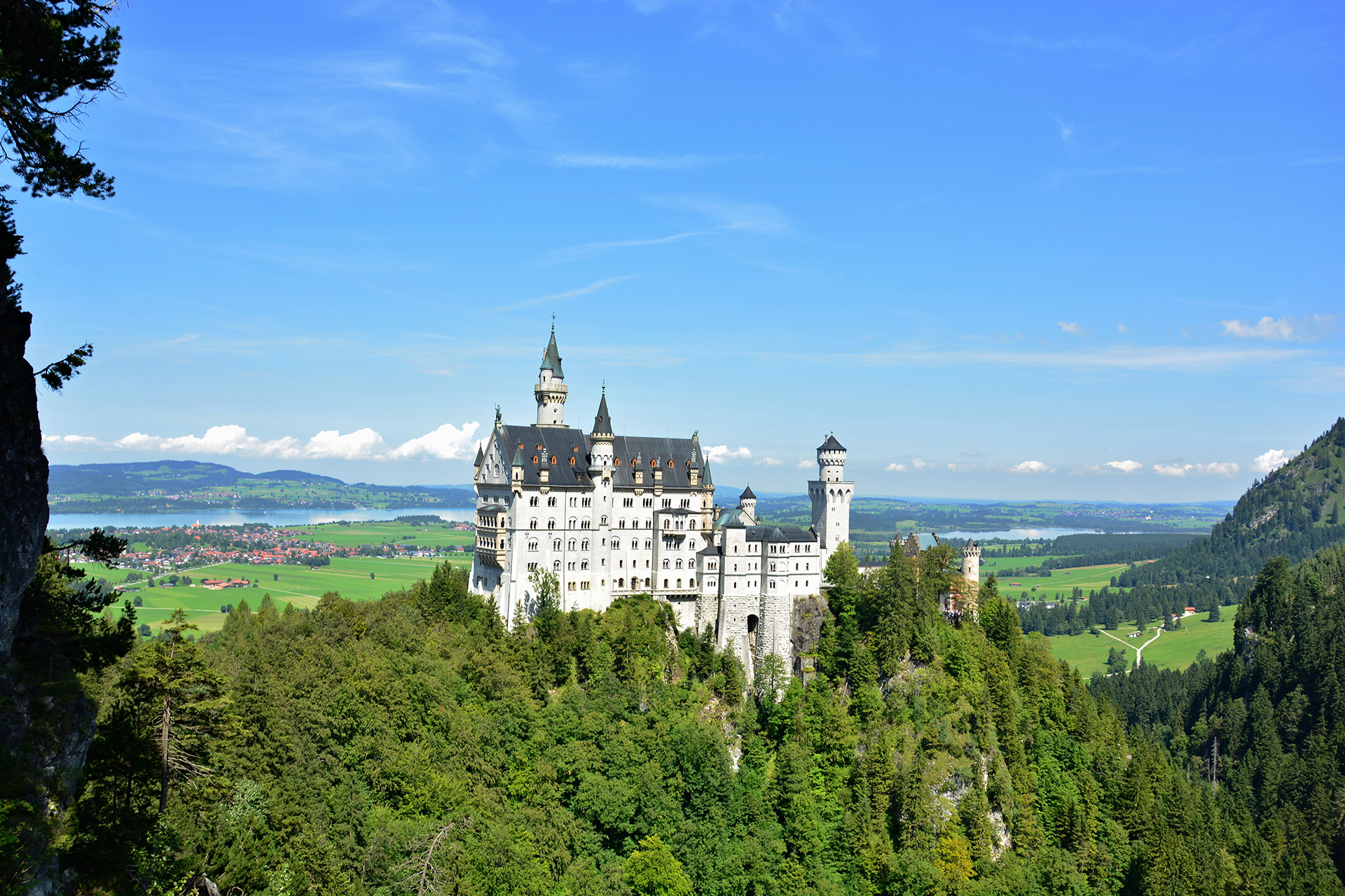 Schloss Neuschwanstein bei wunderbar blauem Himmel