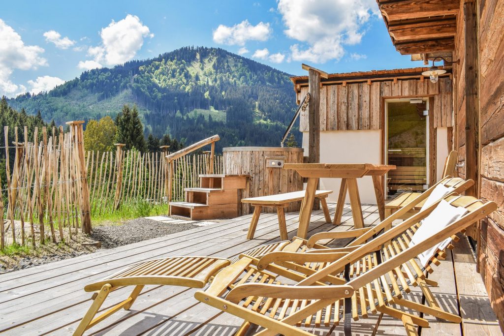 Privater Hot Tub im Schrofen Chalet in Jungholz mit Blick auf die Berge